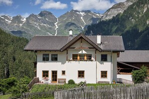 Exterior - Apartment "Mareiter Stein Blasighof" with Mountain View, Wi-Fi, Terrace & Garden (Ratschings)