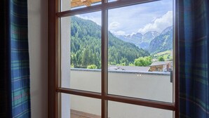 Une pièce dotée d’une grande fenêtre donnant sur un paysage montagneux.