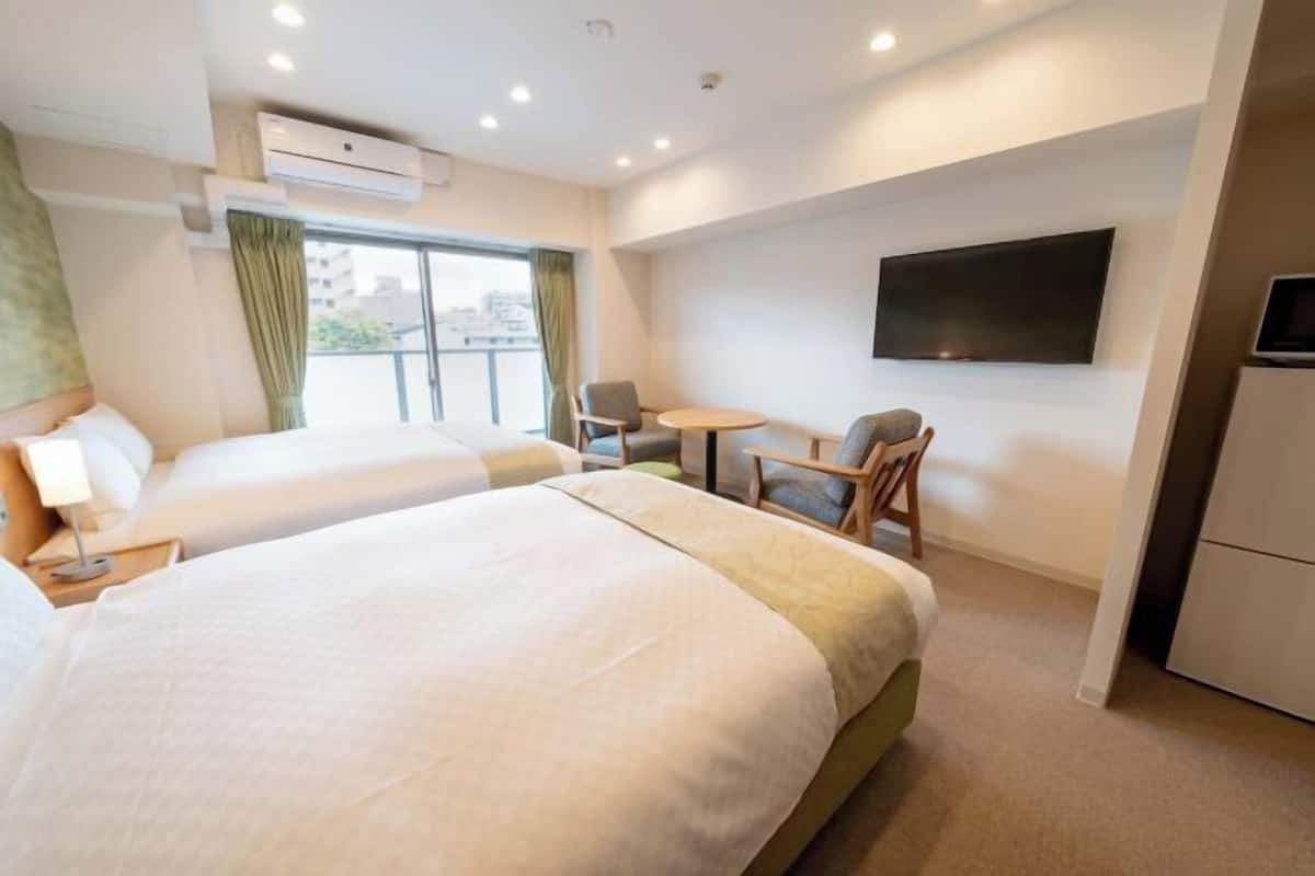 Peti besi dalam bilik, langsir/tirai gelap terus