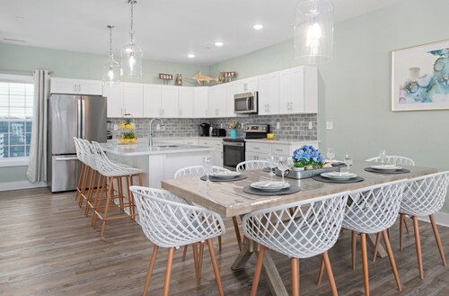 Beach Paradise VII-Brand New Luxury Townhouse with Pool, Garage, and Water View