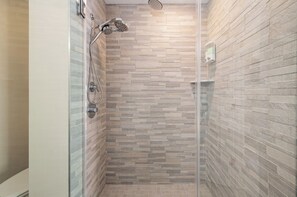 Badewanne, Haartrockner, Seife, Shampoo