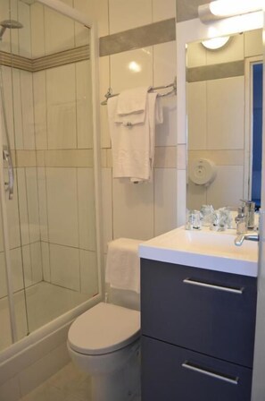 Klassieke tweepersoonskamer | Badkamer | Een douche, een regendouche, gratis toiletartikelen, een haardroger