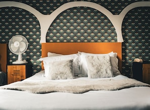 Chambre Quadruple Classique | Literie hypoallergénique, matelas Select Comfort, bureau