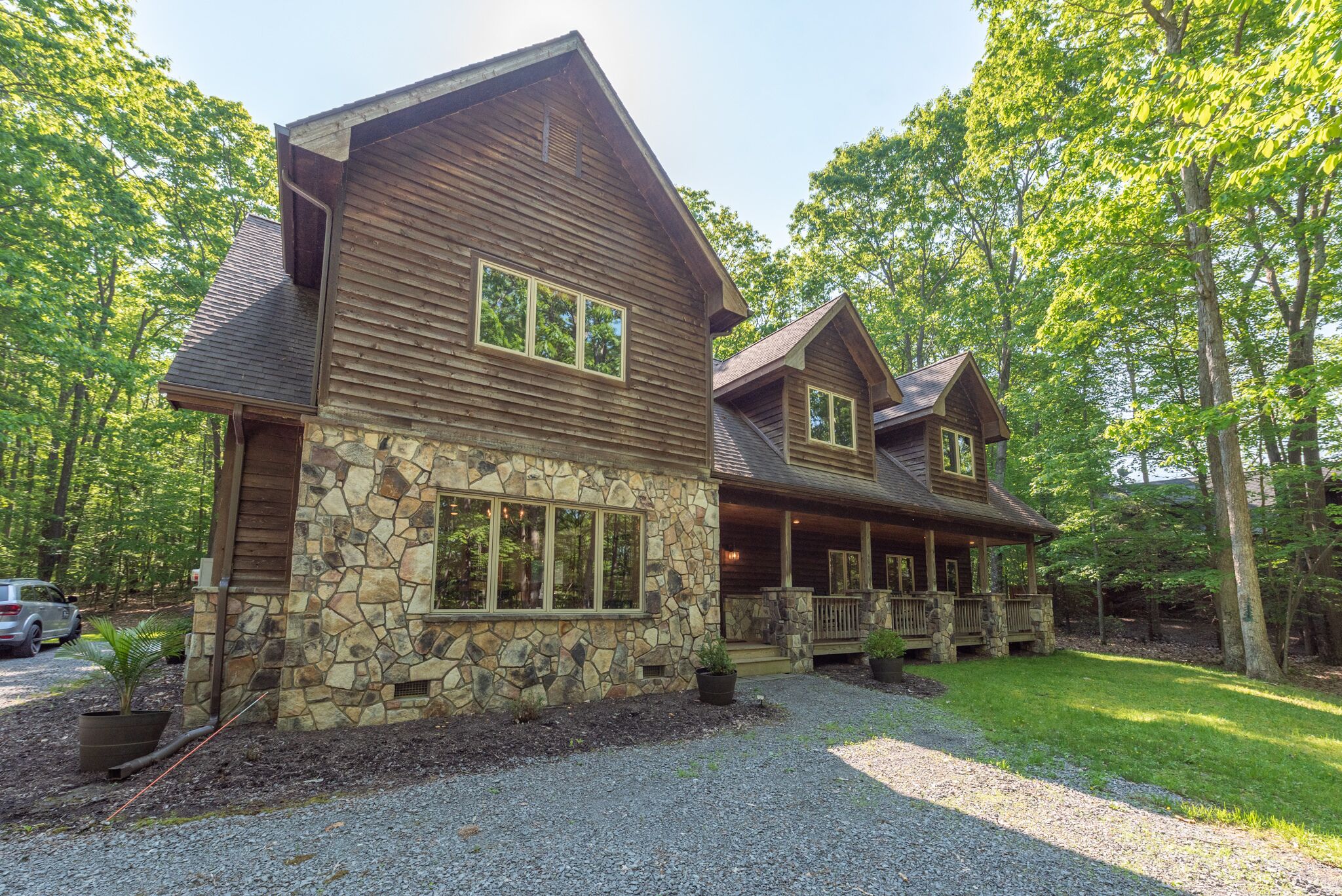 New! Wander Inn: Lake Access, Dock Slip, Air Hockey Table, Hot Tub!