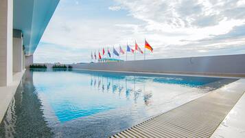 2 kolam renang outdoor, dengan payung kolam renang dan kursi berjemur