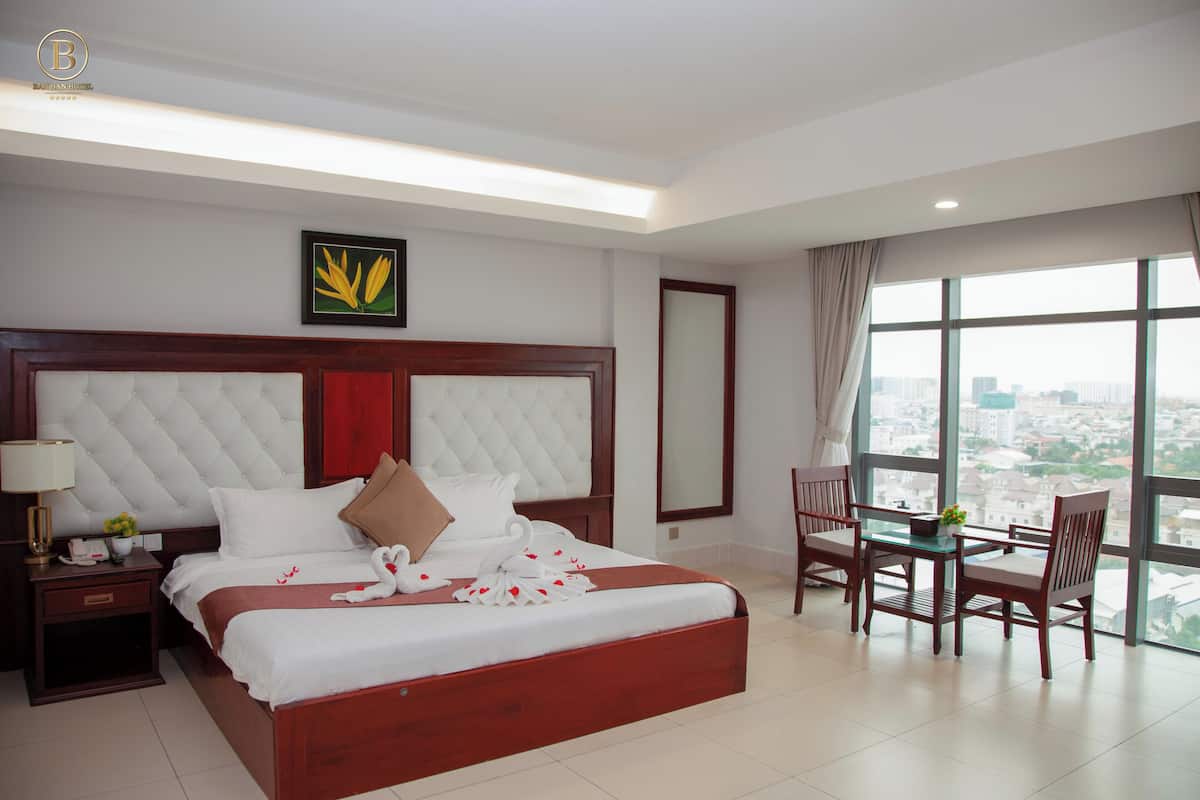 1 bedroom, hypo-allergenic bedding, minibar, in-room safe