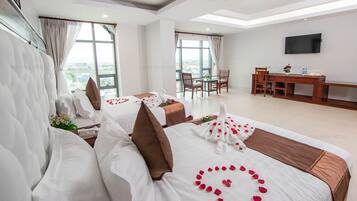 Tomannsrom – junior, byutsikt | Allergitestet sengetøy, minibar, safe på rommet og skrivebord