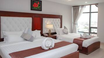 Seprai antialergi, minibar, brankas, dan meja kerja