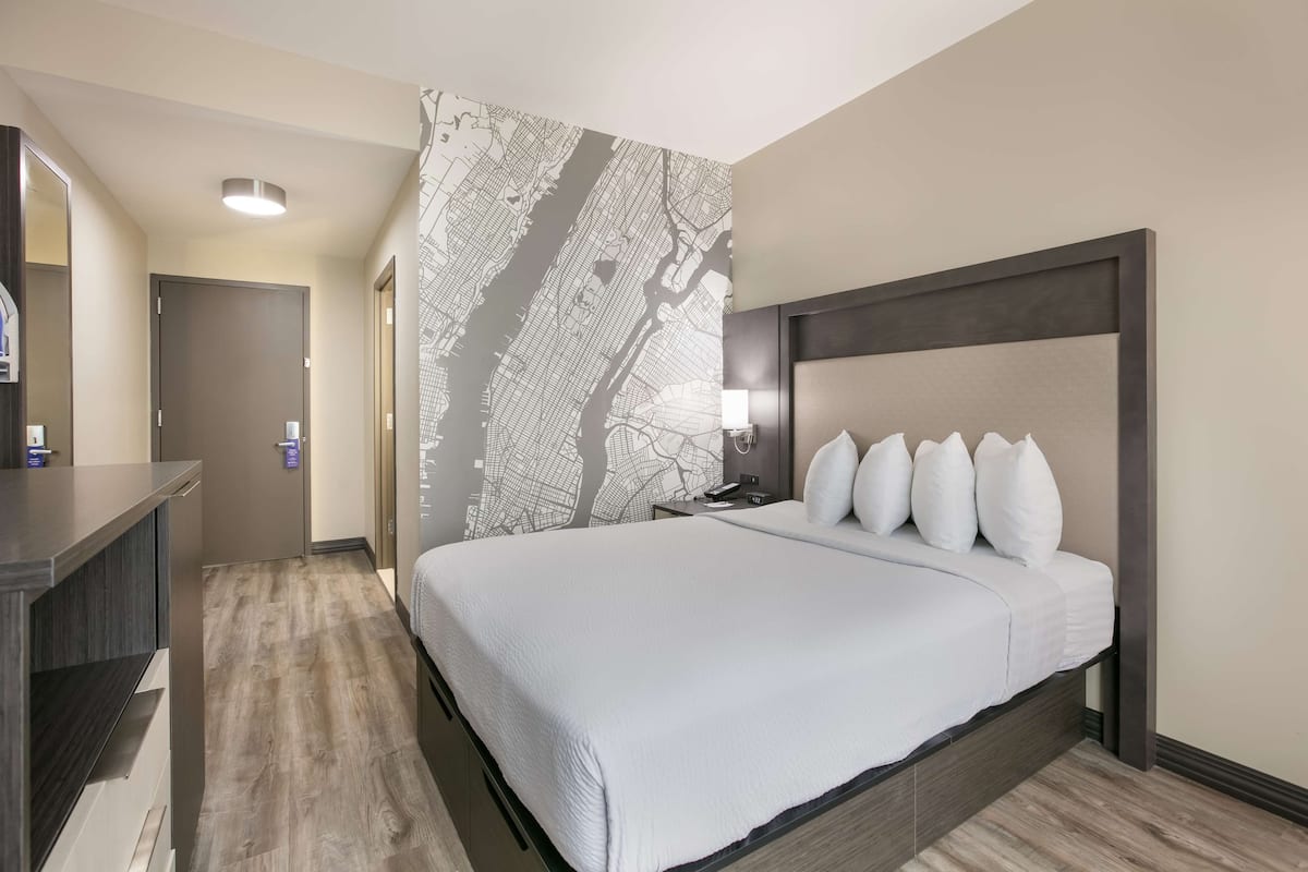 Standard Room, 1 King Bed, Non Smoking | Laptop workspace, cribs (free), WiFi (free), bed sheets