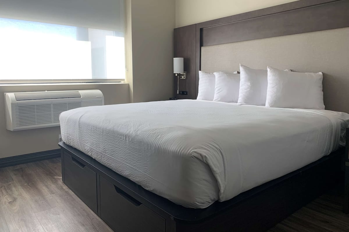 Suite, 1 King Bed, Non Smoking, Kitchenette | Laptop workspace, cribs (free), WiFi (free), bed sheets