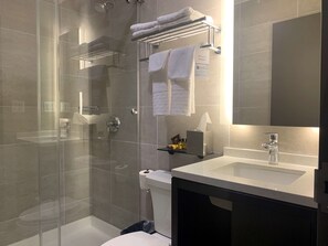 Amenidades de baño gratuitas, secadora de cabello, toallas 