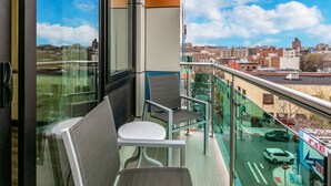 Suite, 1 kingsize-seng med sovesofa, ikke-røyk, tekjøkken (with Sofabed) | Skrivebord for bærbar PC, barnesenger (inkludert) og wi-fi (inkludert)