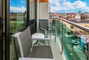 Suite, 1 cama de matrimonio grande con sofá cama, no fumadores, cocina básica (with Sofabed) | 1 dormitorio, espacio para trabajar con un portátil, cunas gratuitas