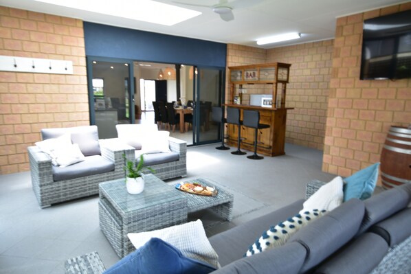 Smart TV, fireplace, stereo