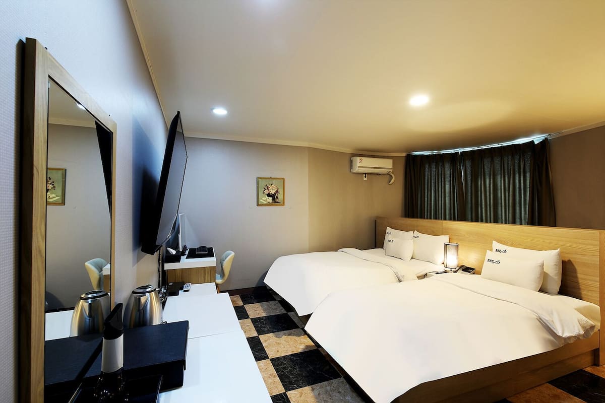 Superior Twin Room (Free Breakfast for 2, except Monday) | Hypo-allergenic bedding, down duvets, desk, blackout curtains