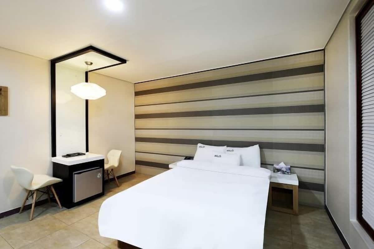 Hypo-allergenic bedding, down duvets, desk, blackout curtains