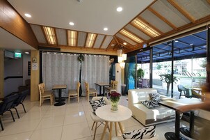 Free local cuisine breakfast on weekdays