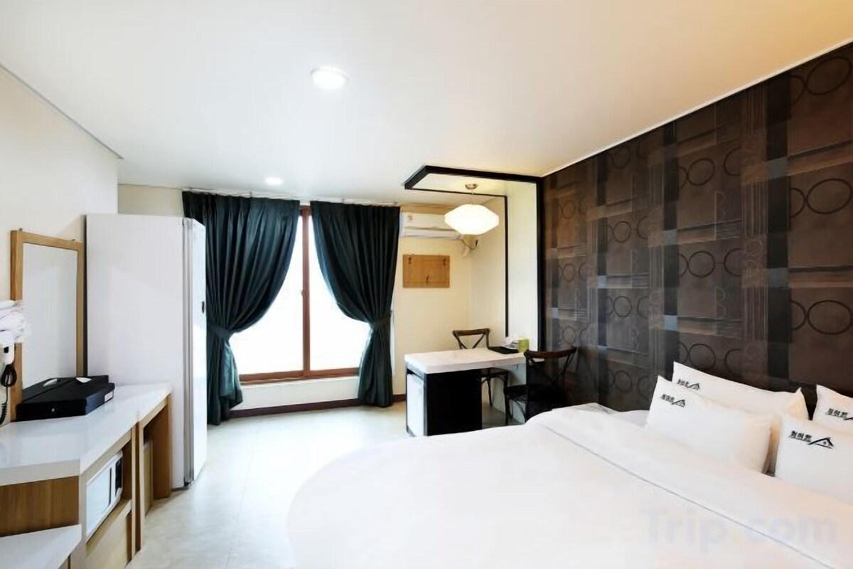 Hypo-allergenic bedding, down duvets, desk, blackout curtains