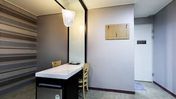 Quarto luxo (Free Breakfast for 2, except Monday) | Roupas de cama antialérgicas, edredons de pluma, escrivaninha