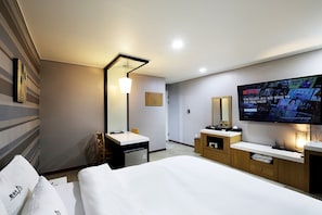 Deluxe Room (Free Breakfast for 2, except Monday) | Hypo-allergenic bedding, down comforters, desk, blackout drapes