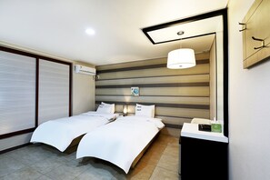 Habitación estándar con 2 camas individuales (Free Breakfast for 2, except Monday) | Ropa de cama hipoalergénica, edredón, escritorio y cortinas blackout 
