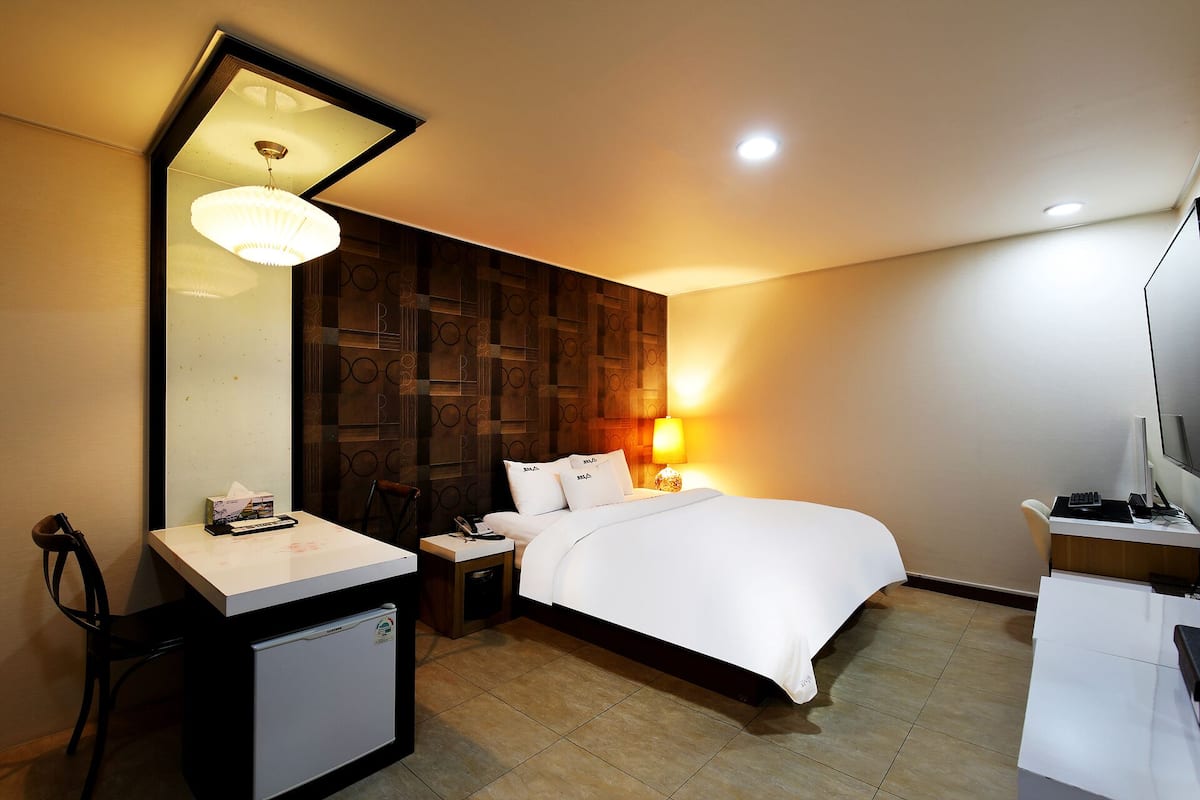 Superior Room (Free Breakfast for 2, except Monday) | Hypo-allergenic bedding, down duvets, desk, blackout curtains