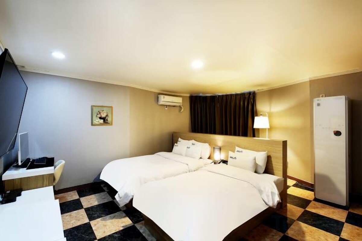 Hypo-allergenic bedding, down duvets, desk, blackout curtains