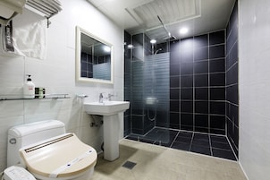 Habitación estándar (Free Breakfast for 2, except Monday) | Baño | Ducha, artículos de higiene personal de diseño y secador de pelo
