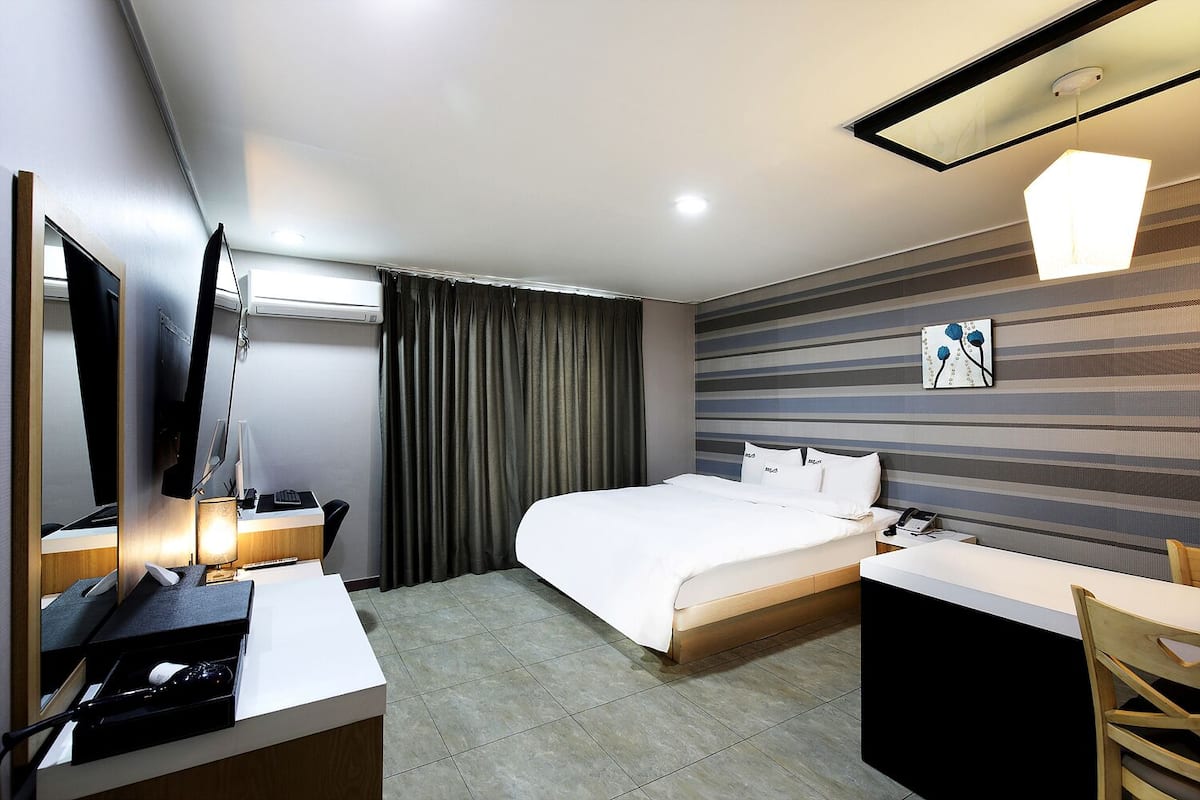 Deluxe Room (Free Breakfast for 2, except Monday) | Hypo-allergenic bedding, down duvets, desk, blackout curtains