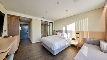 Une chambre d’hôtel moderne avec un grand lit, un bureau et un canapé.