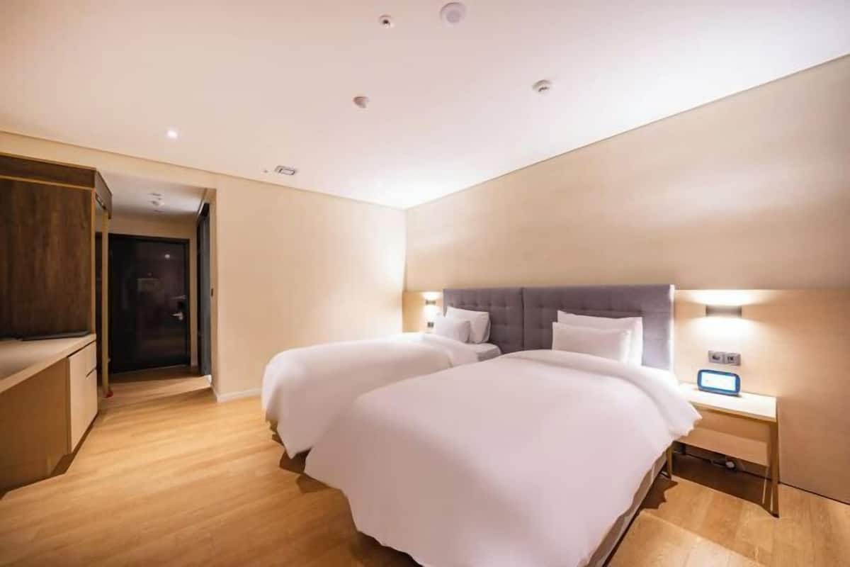 1 bedroom, premium bedding, down comforters, individually decorated