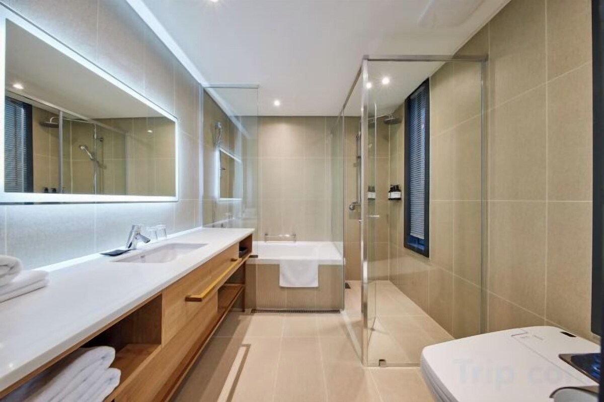 Séchoir à cheveux, peignoirs, pantoufles, bidet