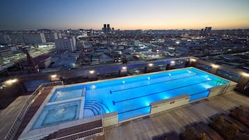 Una piscina al aire libre