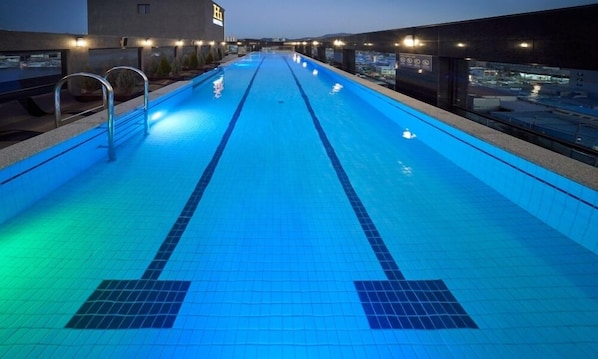 Una piscina al aire libre