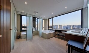 Grand Suite | Bad | Hårføner, badekåper, tøfler og bidé