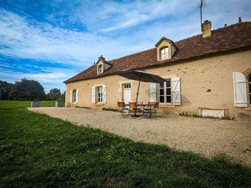 Maison de vacances en Brenne avec piscine partagée, grand jardin et tout confort inclus