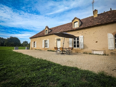 Charming Rural Retreat with Shared Pool - 3 BR, Private Garden, Close to Nature Parks