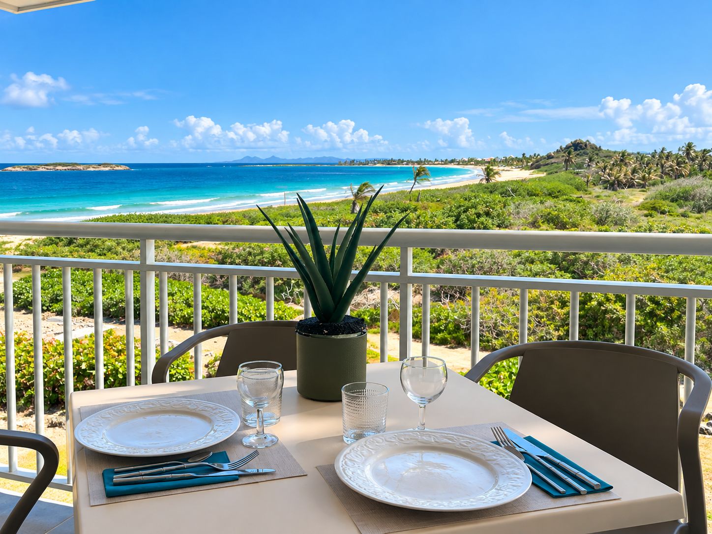 Mesa para dos con vista al mar y la playa.