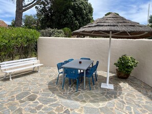 Outdoor dining - Studio sea view- with terrace- Pool access-Hotel Alivi- Marina di santa giulia (Porto-Vecchio)