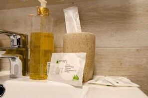 Combined shower/bathtub - KarpatenHaus | Transylvanian Apt. w/ lrg. terrace (Brasov)