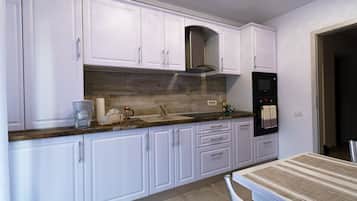 Dishwasher, coffee/tea maker, cookware/dishes/utensils
