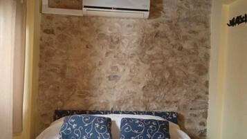 1 slaapkamer, een strijkplank/strijkijzer, reisbedje, beddengoed