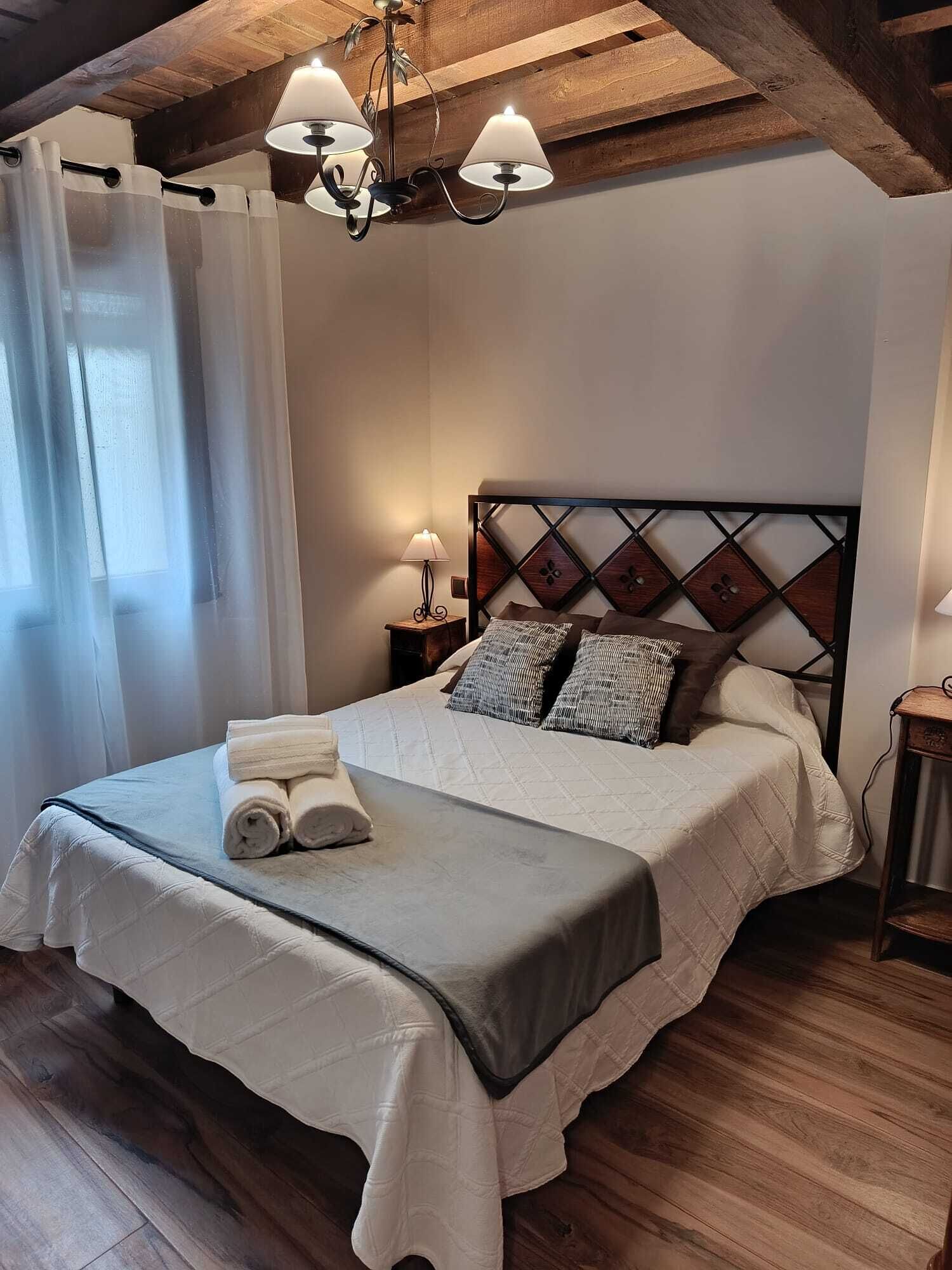 1 slaapkamer, een strijkplank/strijkijzer, reisbedje, beddengoed