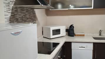 Een koelkast, een microgolfoven, een oven, een kookplaat