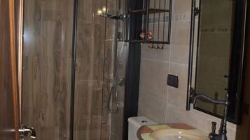 Een douche, een haardroger, handdoeken, toiletpapier