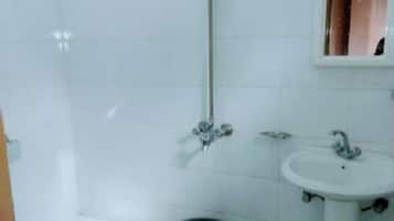 Quarto casal standard | Banheiro | Chuveiro, produtos de toalete grátis, toalhas de banho