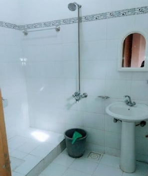 Standard Double Room | Bathroom | Shower, free toiletries, towels