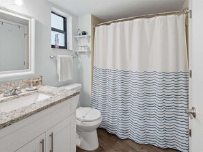 Bathtub, hair dryer, towels - Waterfront 1BR condo in Marco Island with pool, marina, WiFi, and kitchen. (Marco Island)