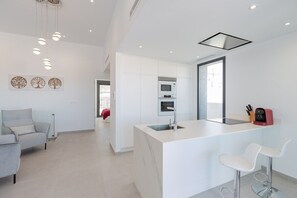 Frigorífic, microones, forn i placa de cuina 