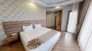 Ein Schlafzimmer mit einem großen Bett, einem Holzkopfende und einem Nachttisch mit Fernbedienung.